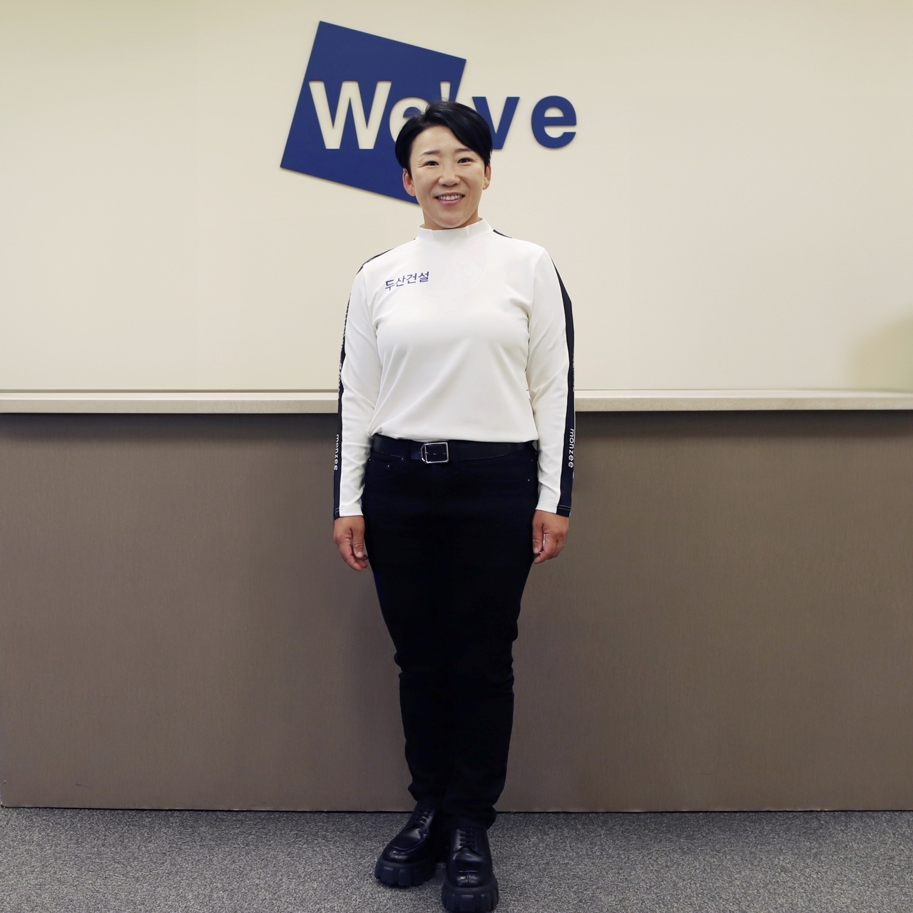 두산건설과 서브 후원 계약을 체결한 신지애. [사진=두산건설 제공]