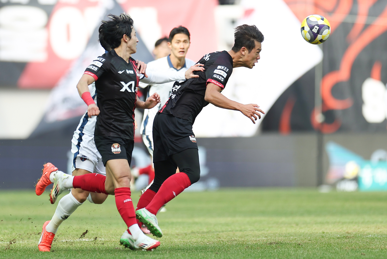 Kim Ju-sung of FC Seoul attempts a header against Gimcheon Sangmu FC during the clubs' K League 1 match at Seoul World Cup Stadium in Seoul, in this file photo from Mar. 3. (Yonhap)