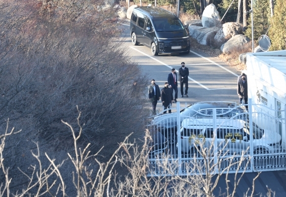 Presidential Security Service officials block investigators attempting to carry out the warrant to arrest suspended President Yoon Suk Yeol outside the presidential residence in Hannam-dong, Seoul, Jan. 3. (Yonhap)
