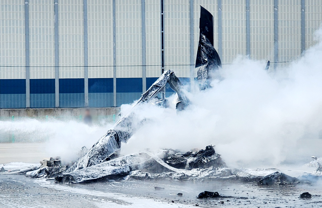 Helicopter wreckage smolders after a military drone hit it at an Army aviation base in Gwangjeok-myeon, Yangju, Gyeonggi Province, Monday. (Newsis)