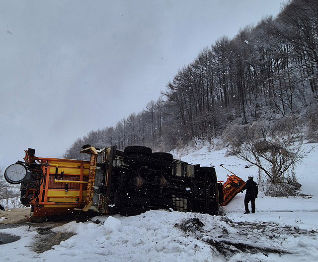 4일 오전 11시57분 충주시 앙성면 목미리의 한 도로에서 제설 작업을 하던 제설차량이 전복됐다.(충주소방서 제공)