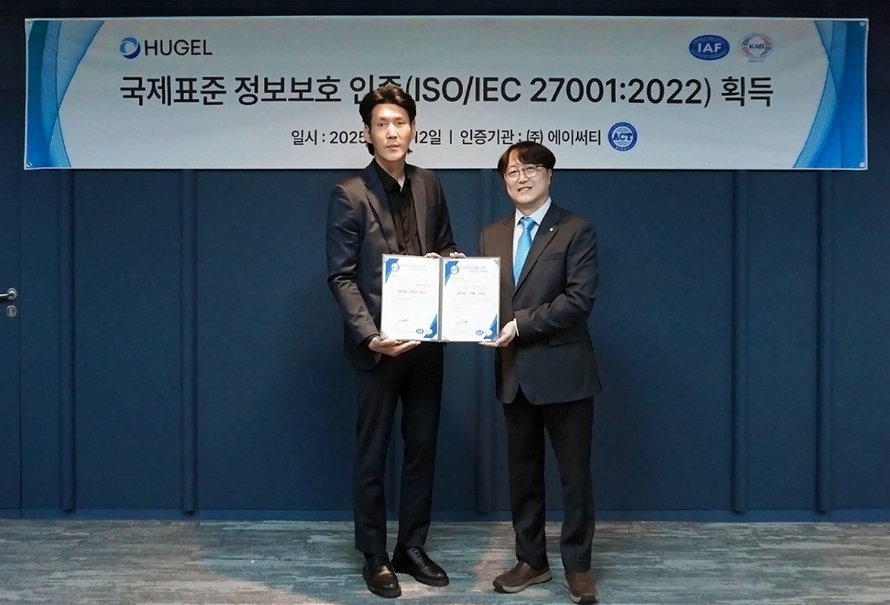 휴젤 서울사무소에서 개최된 ‘국제표준 정보보호 인증서 수여식’에서 이상규 휴젤 준법지원사업부 상무(좌측)가 IT·정보보안 전문 인증기관 에이써티의 민성완 상무와 기념사진을 촬영하고 있다. [휴젤 제공]