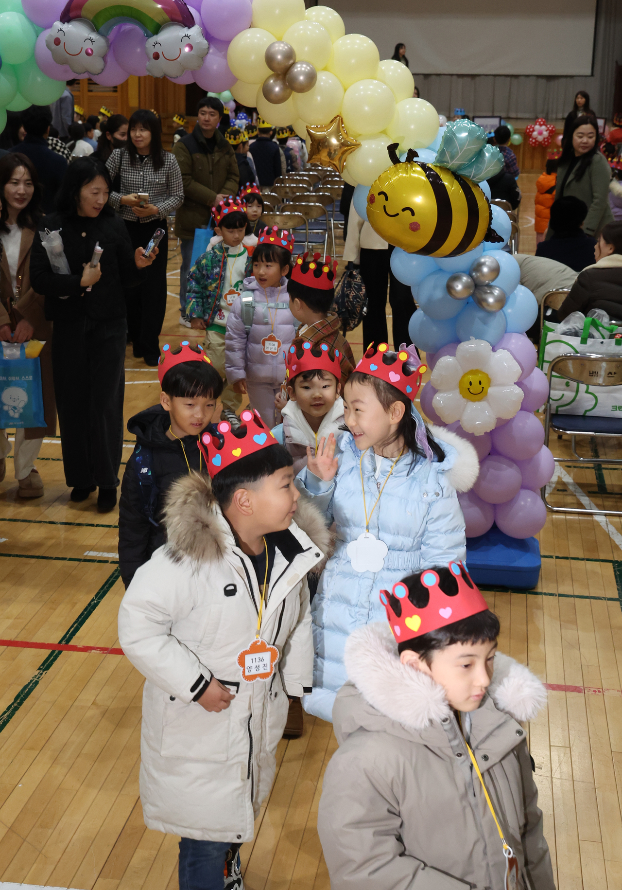 Children participate in a ceremony celebrating their enrollment at an elementary school in Busan on March 4. (Yonhap)