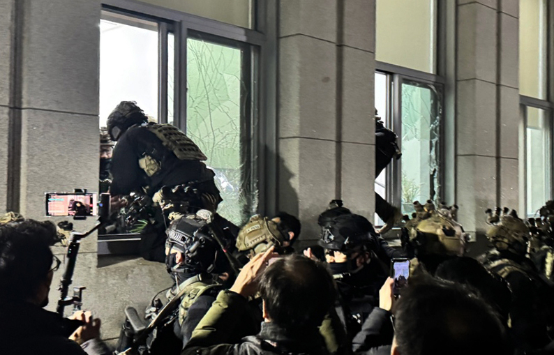 Soldiers break into the National Assembly building in Seoul in the early hours of Dec. 4, 2024, under the country's brief martial law imposition by President Yoon Suk Yeol. (Newsis)