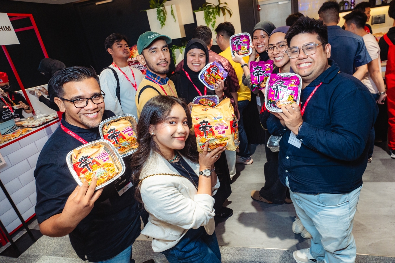Influencers holding Shin Ramyun Toomba and Tom Yum at the launch event for Nongshim’s TikTok short-form series in Malaysia (Nongshim)