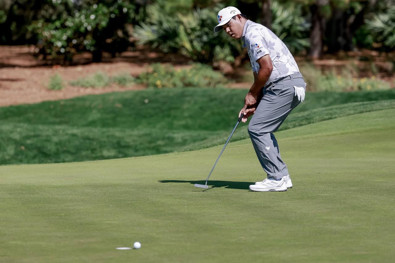 Kim Si-woo of South Korea reacts to a missed putt on the second hole during the third round of The Players Championship on the Stadium Course at TPC Sawgrass in Ponte Vedra Beach, Florida, on Saturday. (EPA-Yonhap)