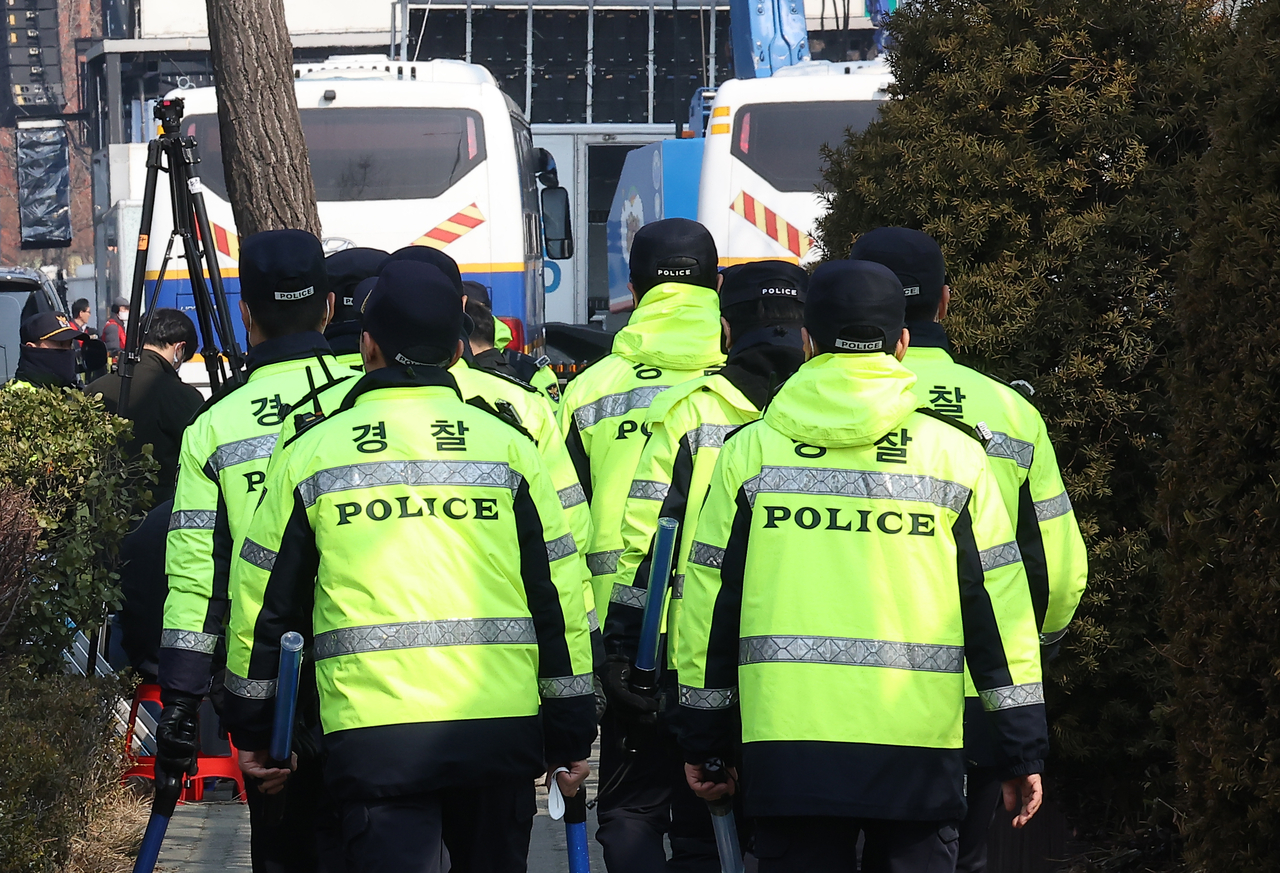 Mobile police officers move toward the presidential residence in Hannam-dong, Yongsan-gu, in central Seoul on March 9, the day after Yoon was released from detention. (Yonhap)