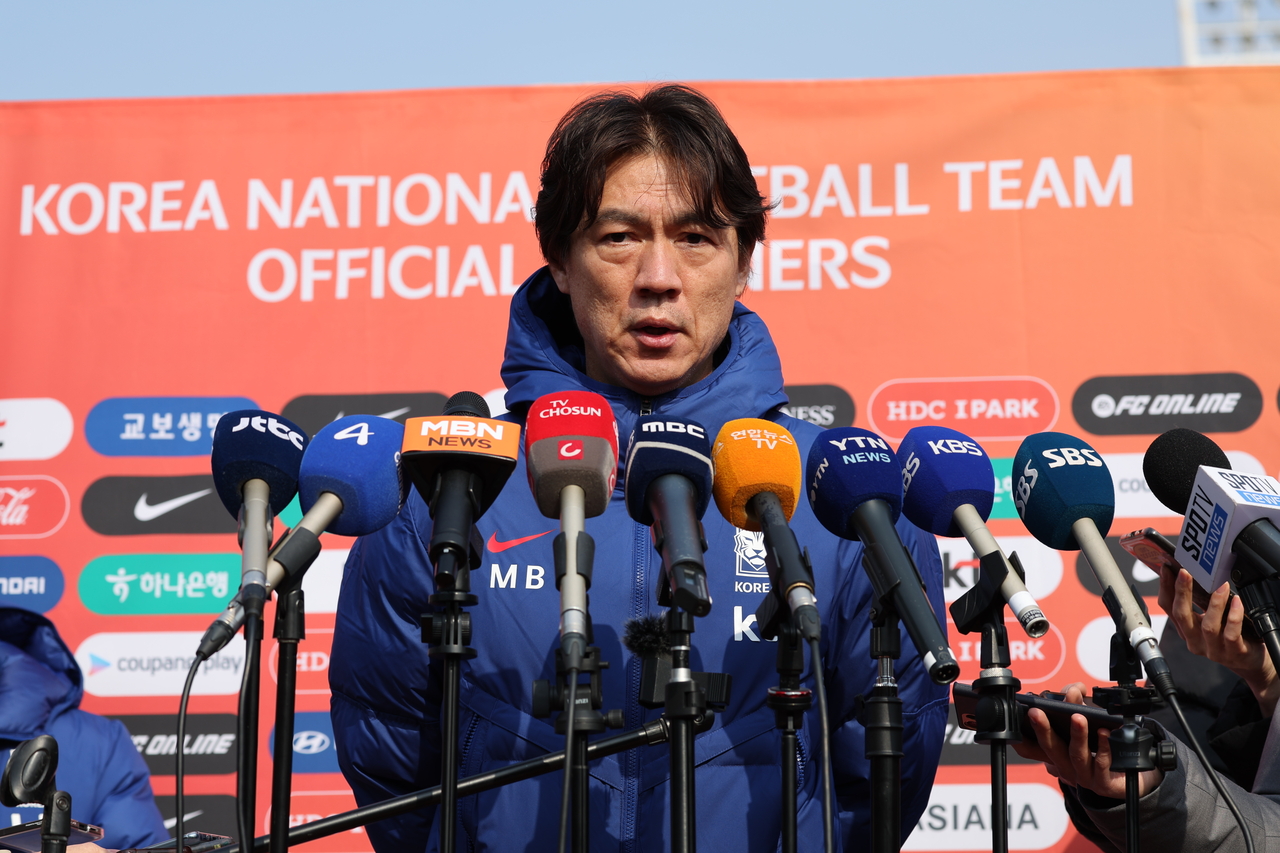 Hong Myung-bo, head coach of the South Korean men's national football team, speaks to reporters before a training session ahead of a World Cup qualifying match against Oman at Goyang Stadium in Goyang, Gyeonggi Province, Monday. (Yonhap)
