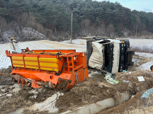 사고 제설차량이 논바닥에 전복 돼 있다. (봉화소방서 제공)