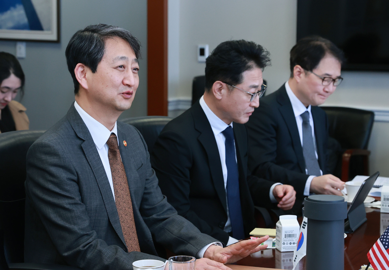 안덕근 산업통상자원부 장관이  미국이 민감국가에 한국을 포함시킨(1월초)와 거의 겹친 1월 8일(미국시간)  미 워싱턴 D.C. 에너지부 회의실에서 제니퍼 그랜홈 미국 에너지부 장관 및 관계자들과 면담하고 있다. ［연합］