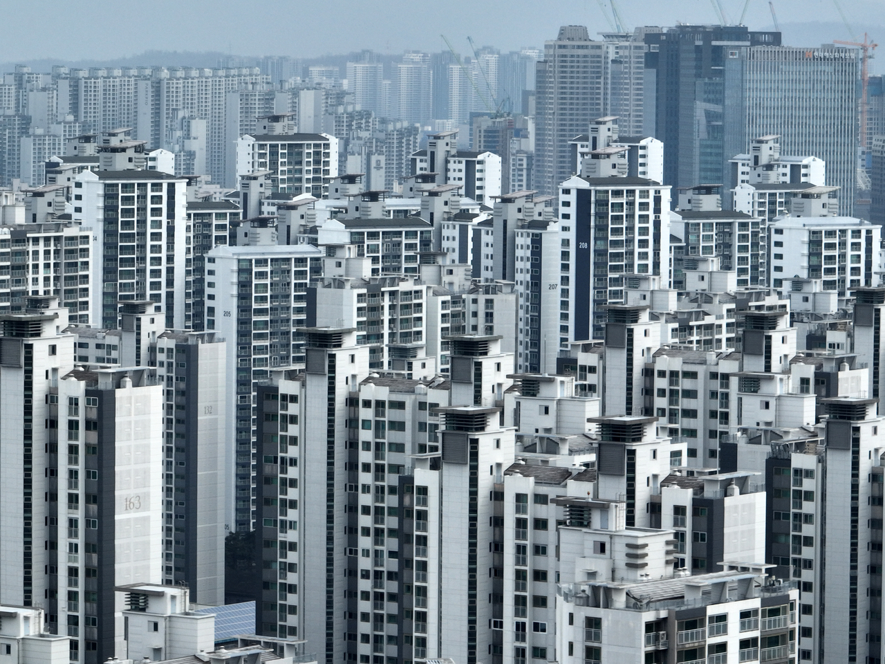 This photo taken Mar.2  shows apartment buildings in Seoul's Songpa. (Yonhap)