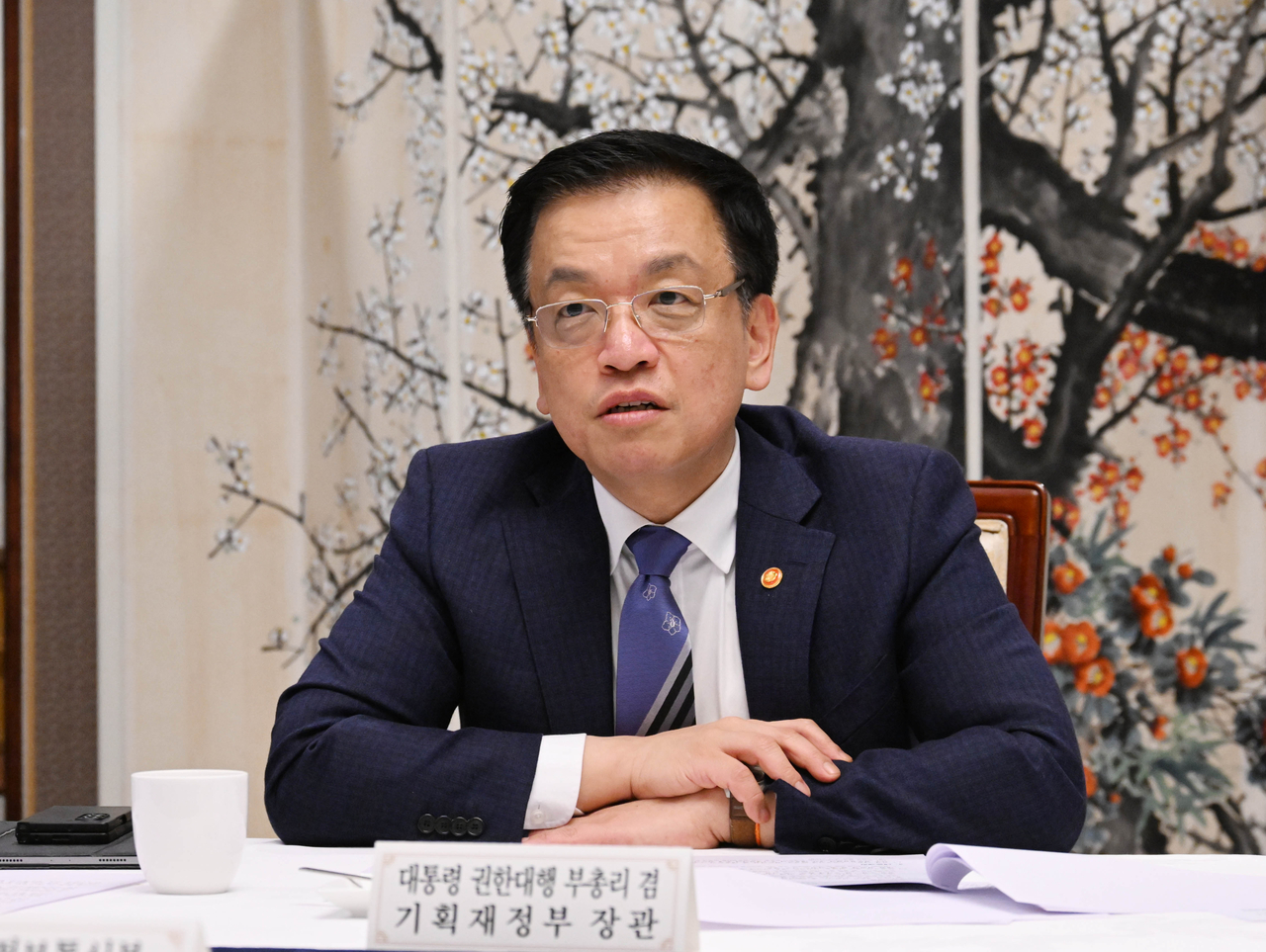 Acting President Choi Sang-mok speaks during a meeting with ministers at the government complex in Seoul on Monday. (Yonhap)