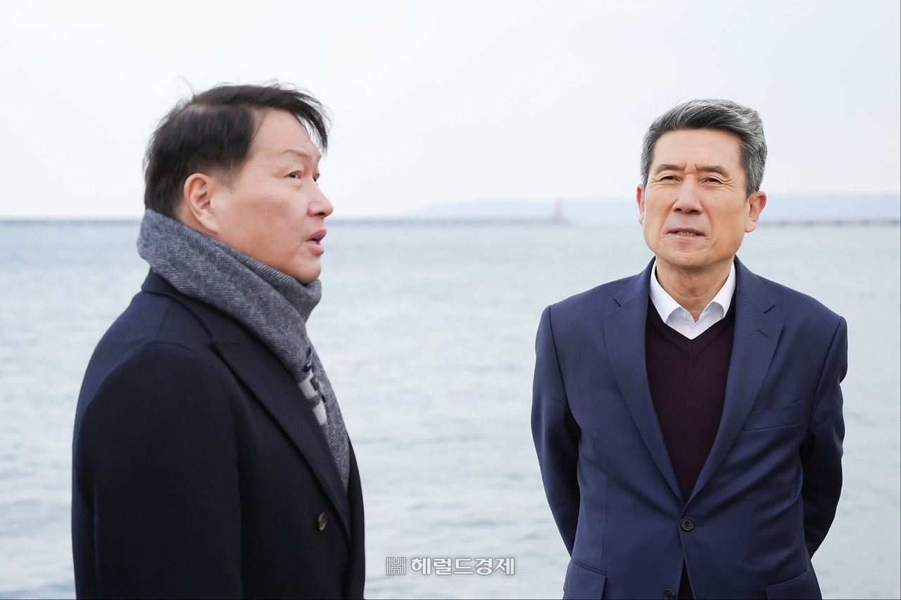 이강덕 포항시장(오른쪽)이  최태원 대한상공회의소 회장과  영일만항에서 대화하고 있다(포항시 제공)