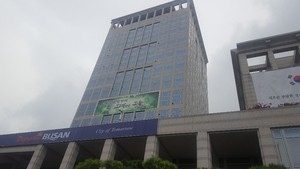 현대백화점그룹, 부산 노인 일자리센터 조성 위해 기부금 2억 원 전달
