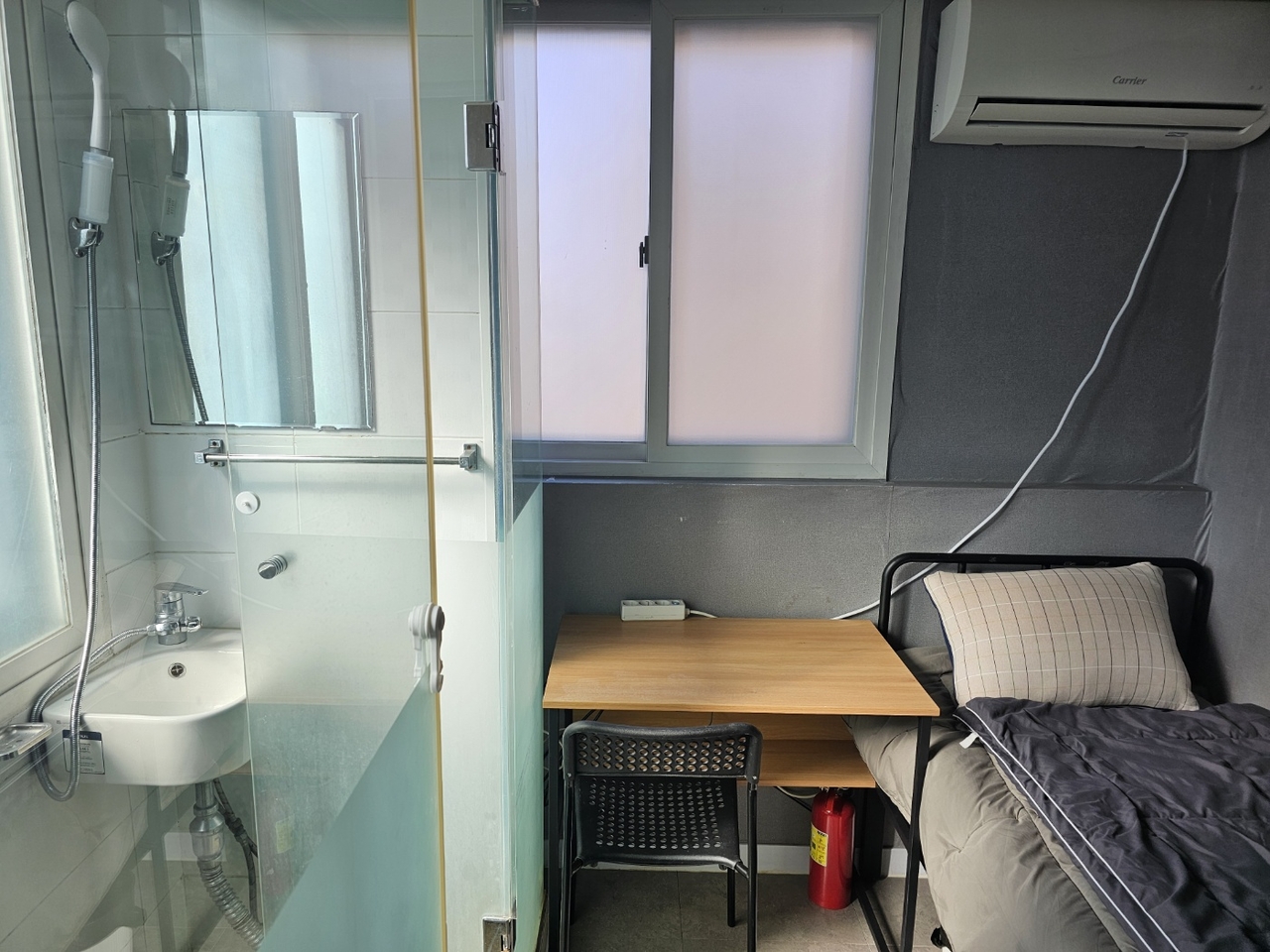 A 10-square-meter unit is seen at Simple House, a gosiwon near Seoul's Sinchon Station. (Choi Jae-hee/The Korea Herald)