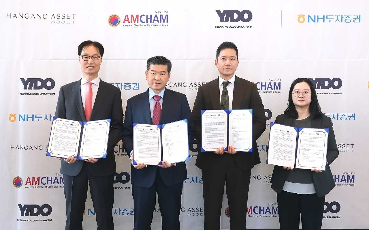 From left: Hangang Asset Infrastructure CEO Jin Son, AmCham chairman and CEO James Kim, Yido CEO Choi Jung-hun and NH Investment and Securities Head of Infrastructure Korea Yoon Hye-young. (AmCham)