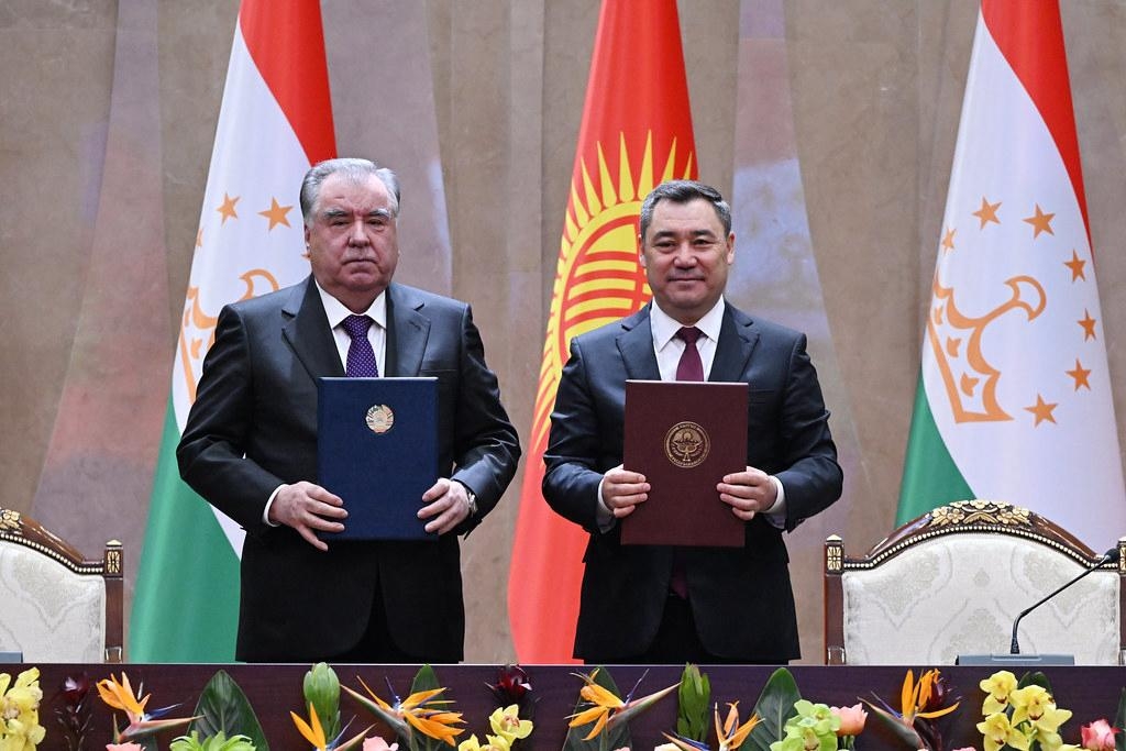 Tajik President Emomali Rahmon (left) and Kyrgyz President Sadyr Japarov (Embassy of Tajikistan in Seoul)