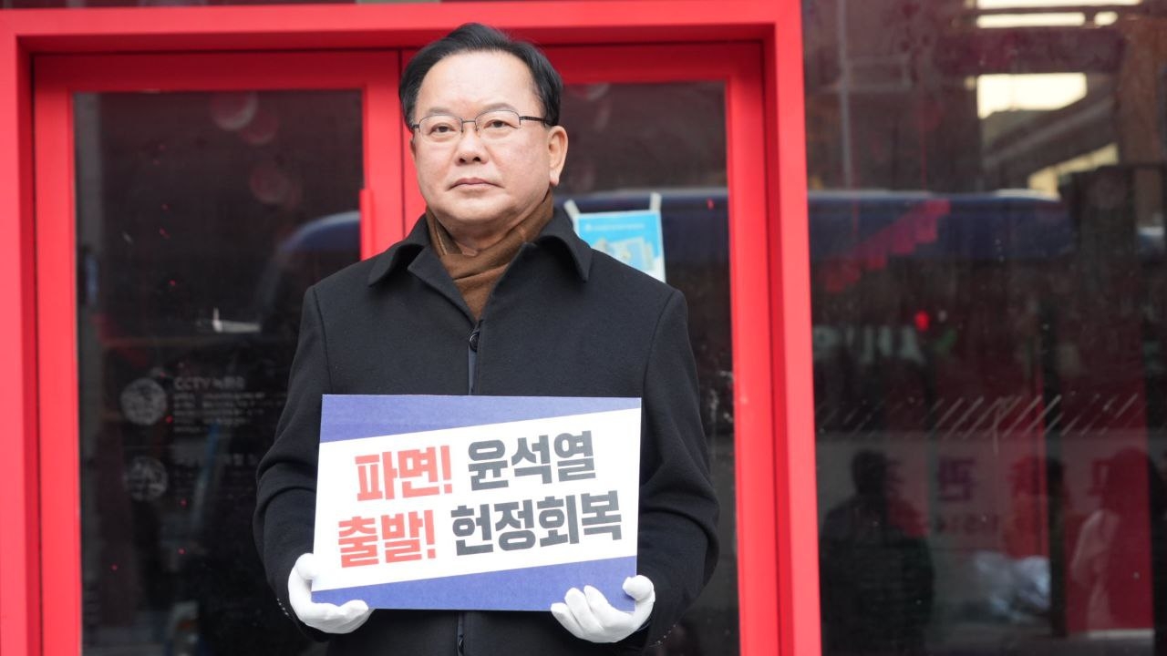 김부겸 전 국무총리가 부산 서면에서 윤석열 대통령 탄핵 촉구 1인 시위에 나서고 있다. [김부겸 전 국무총리 측 제공]