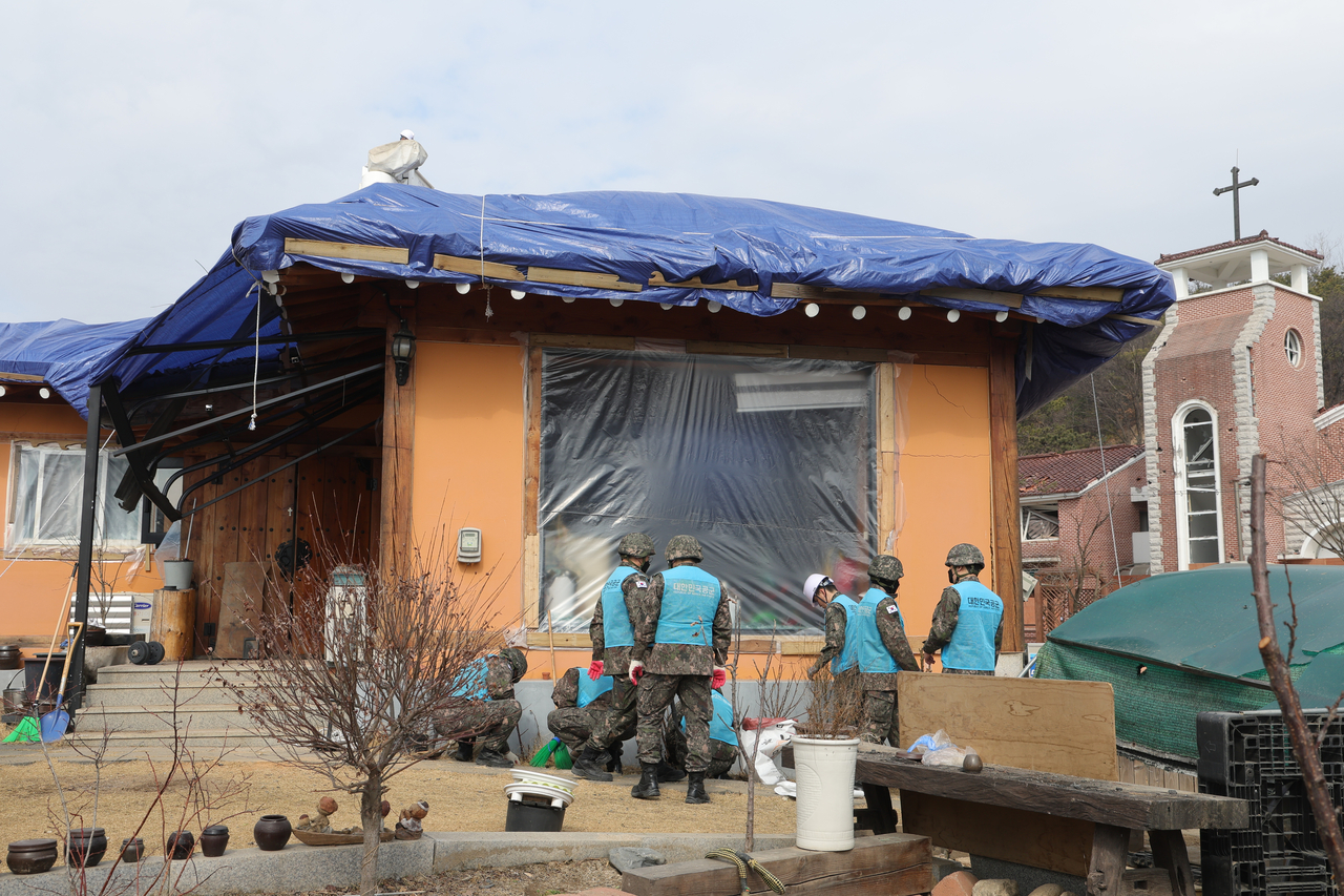 Service members take part in recovery efforts at a town in Pocheon, some 40 kilometers north of Seoul, on Wednesday, after an accidental fighter jet bombing on March 6. (Yonhap)