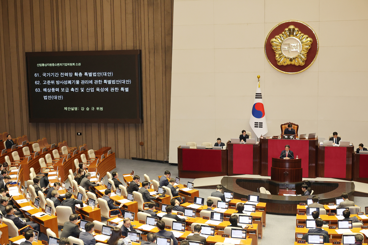 This Feb. 27, file photo shows the National Assembly discussing special energy bills aimed at boosting competitiveness of local energy industries. (Yonhap)