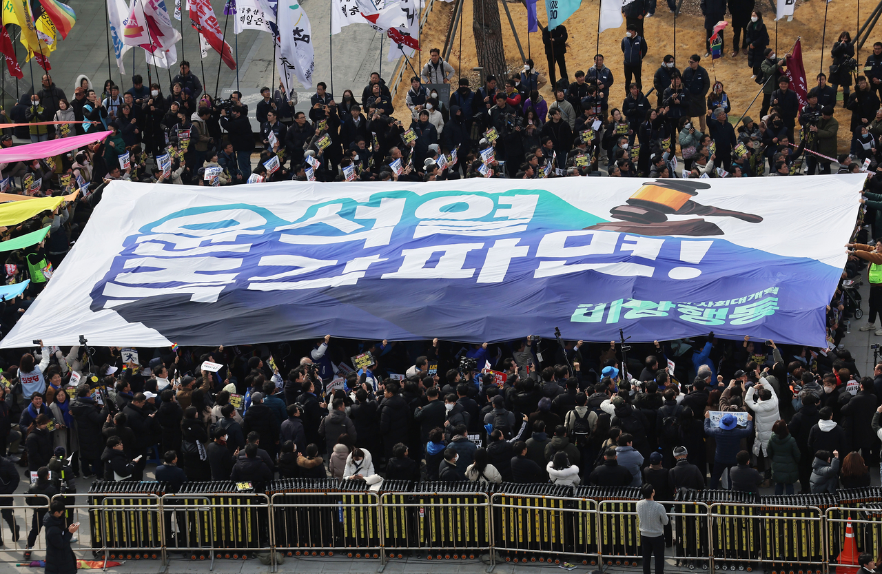 A protest calling for the immediate removal of Yoon Suk Yeol from the presidency is being held at Gwanghwamun Square in Jongno-gu, central Seoul, on Monday. (Yonhap)