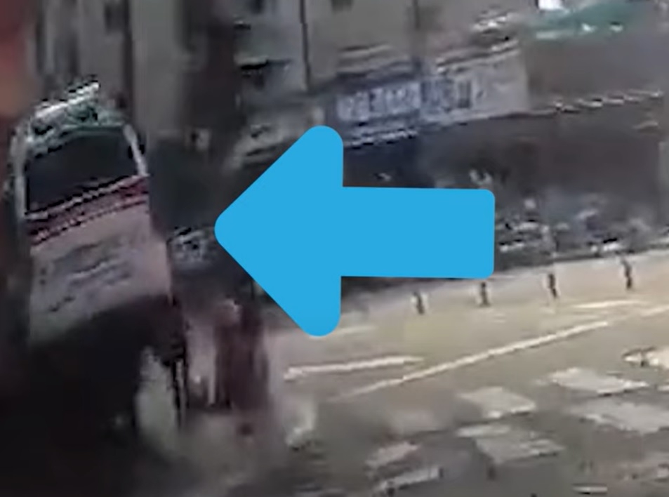 지난 8일 서울 상봉동에서 신호를 위반하고 달리다 사고를 낸 사설 구급차가 인도로 돌진한 상황[유튜브 채널 ‘한문철TV’ 캡처]