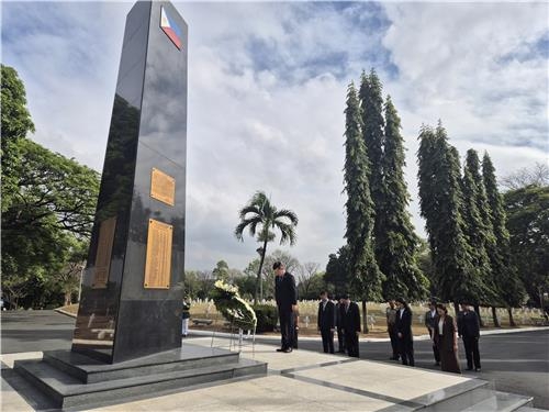 Seok Jong-gun, minister of the Defense Acquisition Program Administration, pays his respect at a national cemetery in the Philippines on Monday, in this photo. (Defense Acquisition Program Administration)