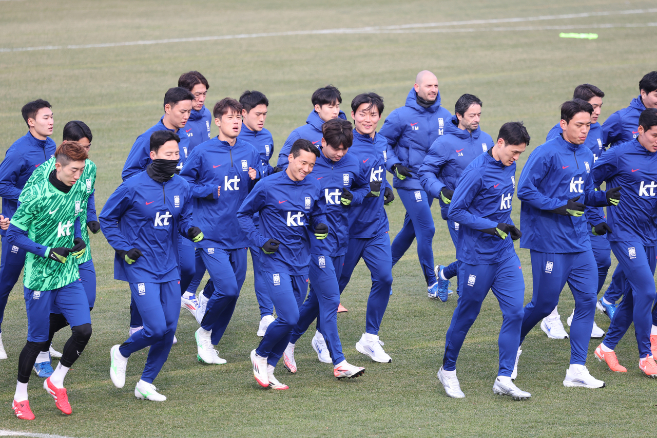 South Korean players warm up at the start of a training session ahead of a World Cup qualifying match against Oman at Goyang Stadium in Goyang, Gyeonggi Province, on Monday. (Yonhap)