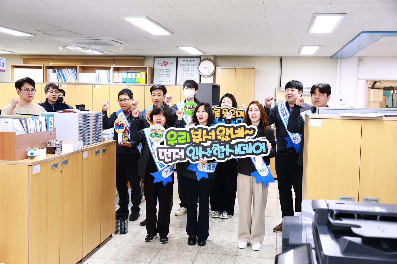 울진군 직원들이 타 부서를 방문해 먼저 인사하기를 실천하고 있다(울진군 제공)