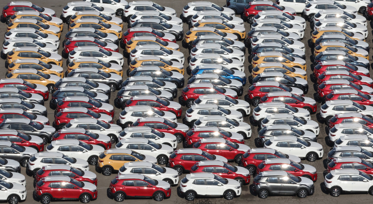 This Feb. 19, file photo shows cars waiting to be exported near a port in Pyeongtaek, about 65 kilometers south of Seoul. (Yonhap)