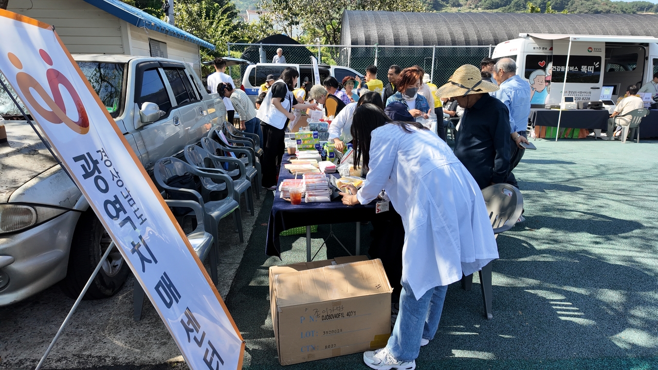 지난해 통영 욕지도와 사천 신수도에서 시범사업으로 추진한 ‘찾아가는 경남 통합돌봄버스’가 주민들의 높은 만족도를 보였다. [경남도 제공]