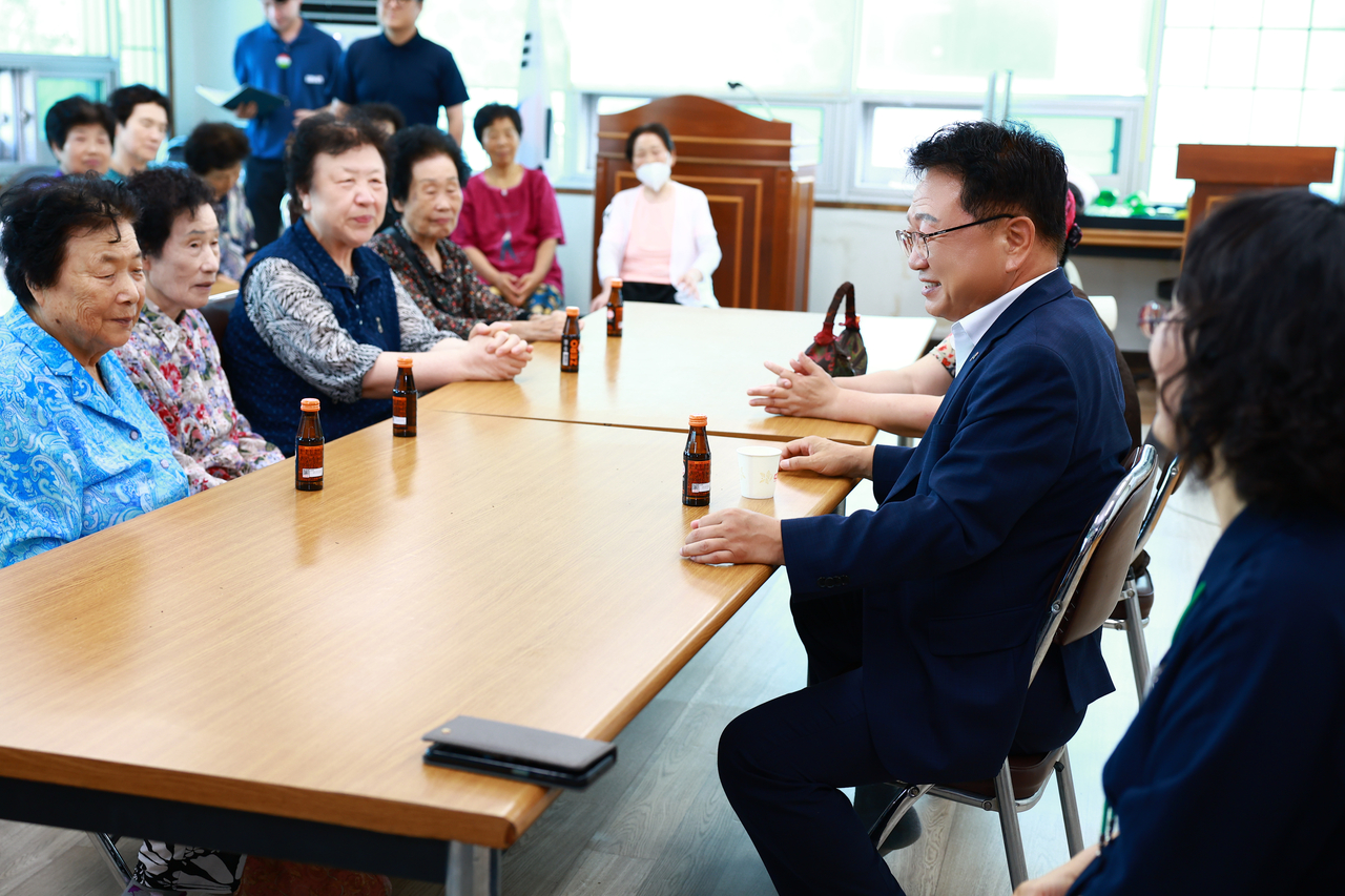 손병목 울진군수가 군민과 소통하는 공감행정을 펼치고 있다(울진군 제공)