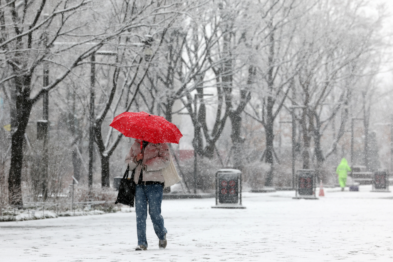 A citizen is walking with an umbrella at Gwanghwamun Square in central Seoul on Tuesday. (Yonhap)
