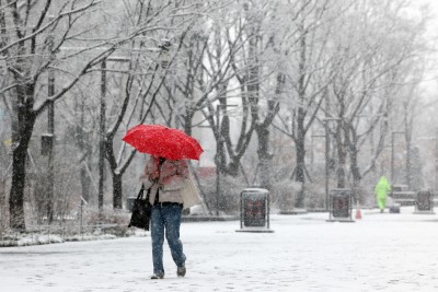Unexpected heavy snow causes traffic disruptions