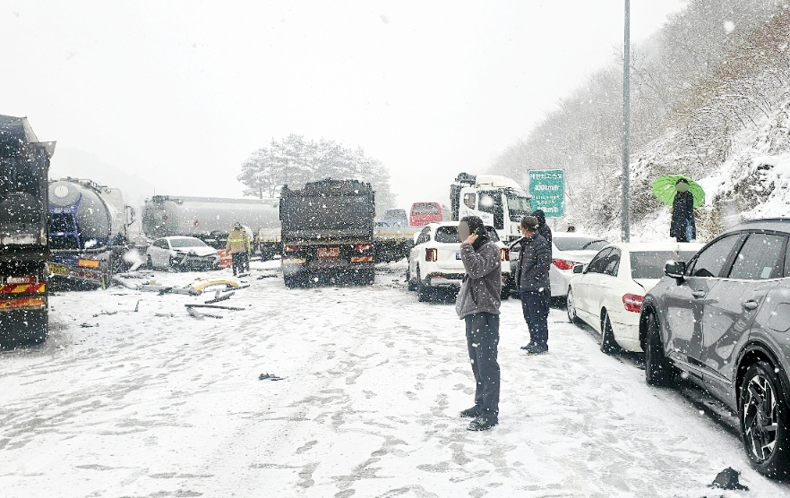A 41-vehicle pileup is seen on the Namhae Expressway in Boseong, South Jeolla Province, Tuesday. According to the KMA, up to 7.8 centimeters of accumulated snowfall was recorded at Boseong-gun at the time. (Jeollanam-do Fire Department)