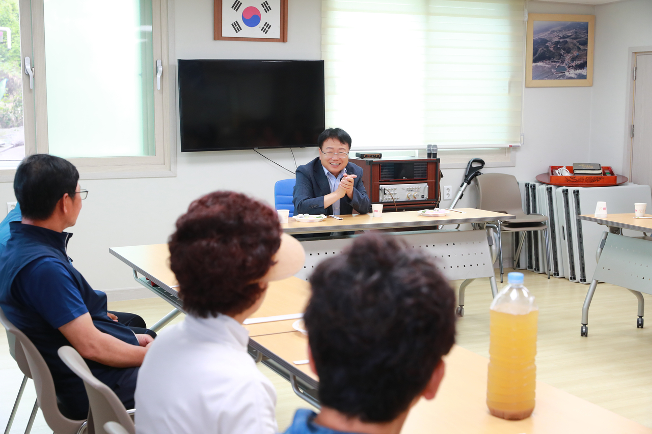 손병목 울진군수가 군민과 소통하는 공감행정을 펼치고 있다(울진군 제공)