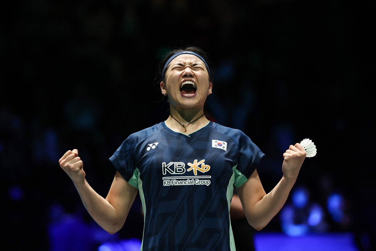안세영이 지난 17일(한국시간) 영국 버밍엄에서 열린 세계배드민턴연맹(BWF) 월드투어 슈퍼 1000 전영오픈 여자 단식 결승에서 왕즈이를 꺾은 뒤 환호하고 있다.  [AFP]