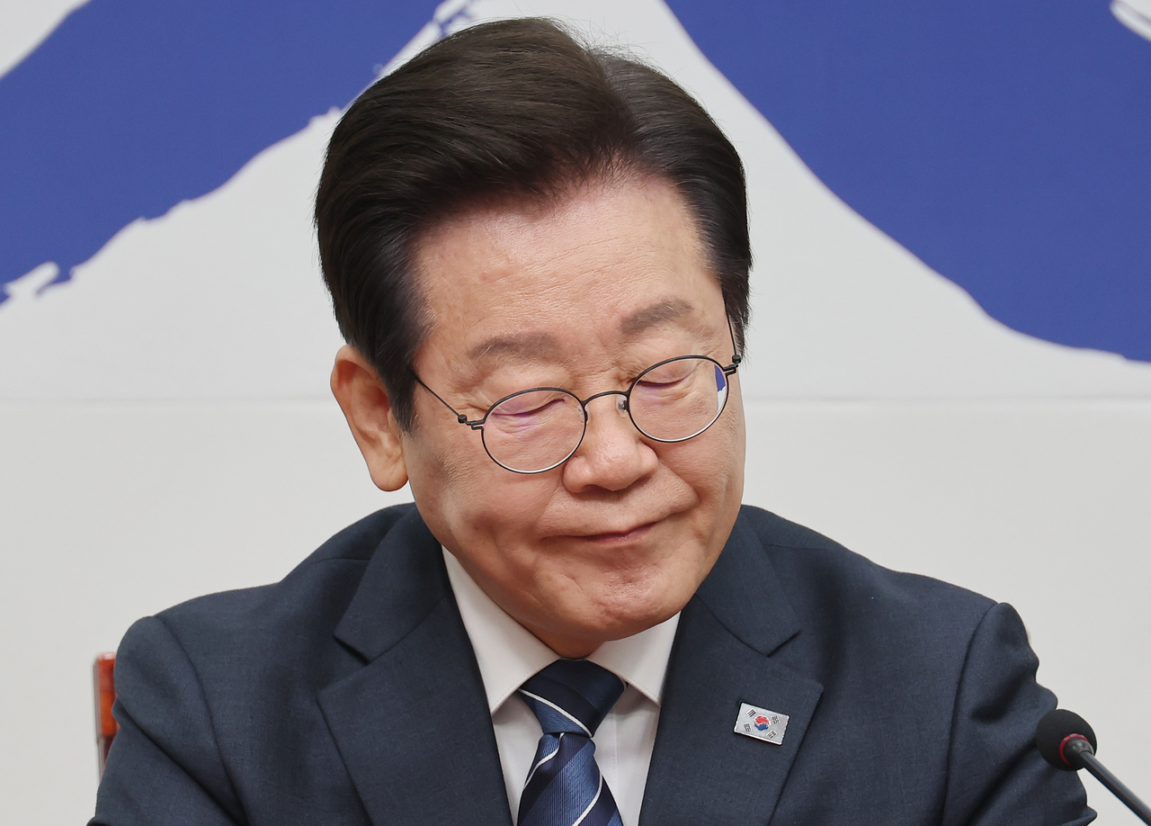 더불어민주당 이재명 대표가 17일 서울 여의도 국회에서 열린 최고위원회의에서 굳은 얼굴을 하고 있다. <연합뉴스>