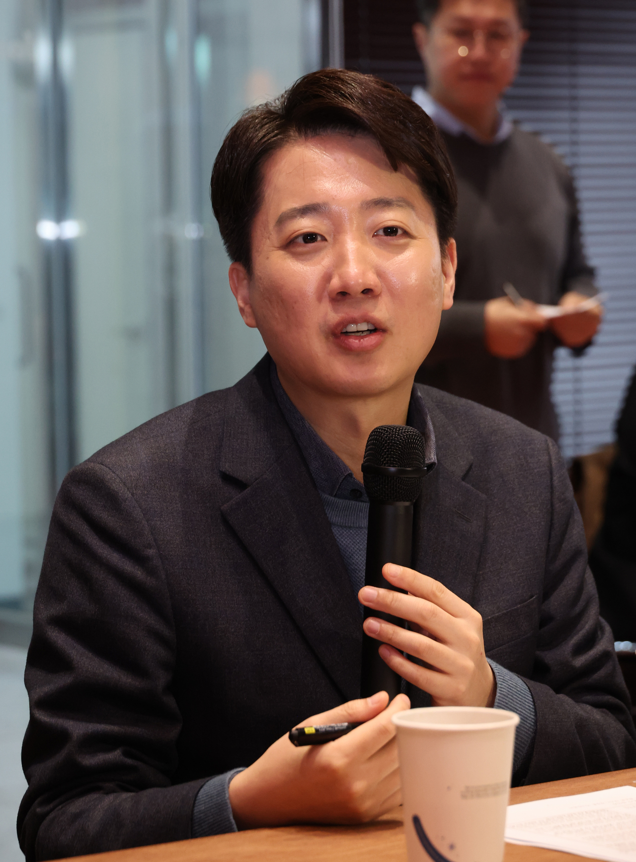 이준석 개혁신당 의원은 18일 서울 성동구 인공지능(AI) 기반 서비스 로봇 전문 기업인 엑스와이지를 방문, 스타트업 대표들과 간담회를 하고 있다. [연합]