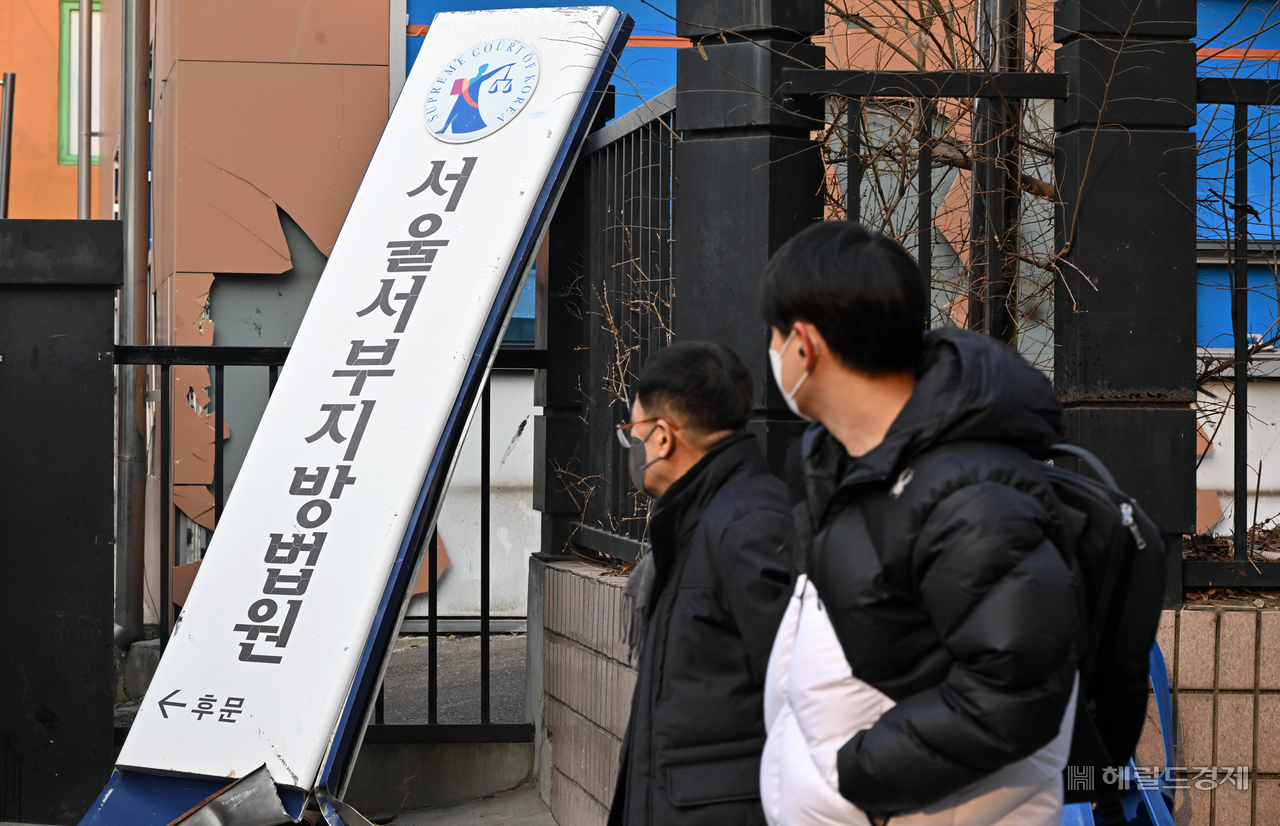지난 1월 20일 오전 서울 마포구 서울서부지방법원 간판이 폭동으로 인해 파손되어 있다. 임세준 기자.