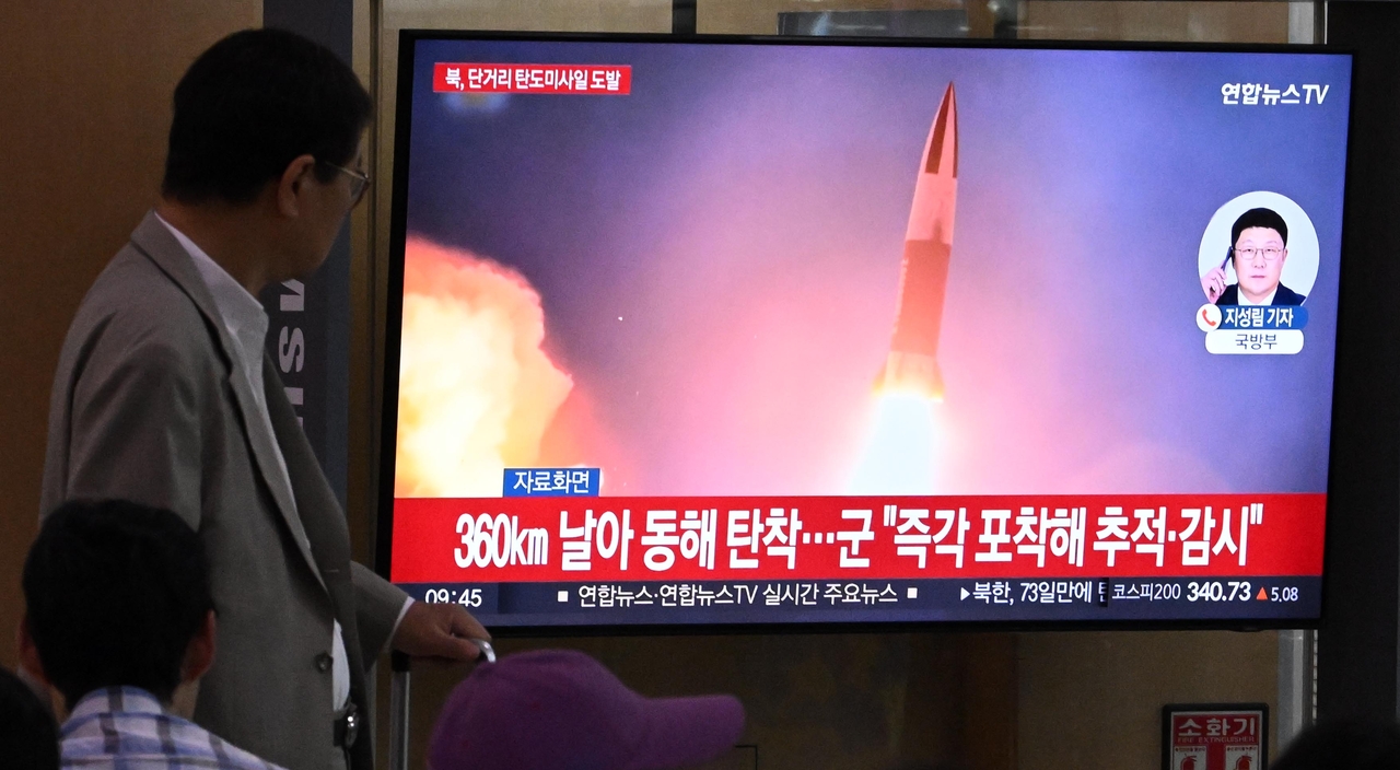 서울 용산구 서울역 대합실에서 한 시민이 탄도미사일 발사 관련 뉴스를 시청하고 있다. 임세준 기자