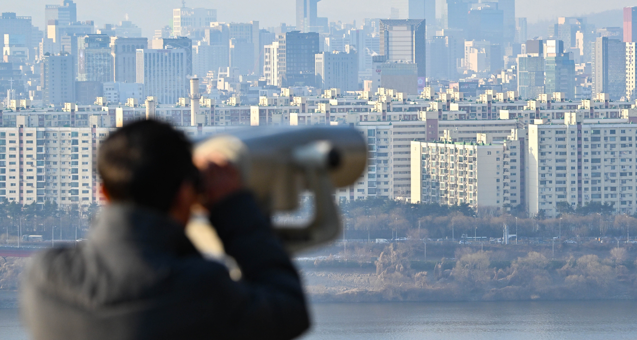 정부가 19일 열린 국정현안관계장관회의 겸 경제관계장관회의 겸 산업경쟁력강화 관계장관회의를 통해 최근 서울 일부 지역을 중심으로 주택 가격 상승세가 확대되는 것과 관련해 부동산 관련 규제, 금융 등 모든 가용수단을 총동원해 집값 상승 요인을 차단하겠다고 밝혔다. 사진은 이날 오전 서울 강남구 일대 아파트 모습. 임세준 기자