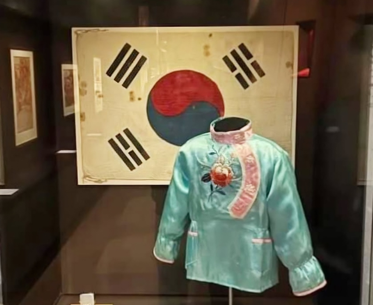 Garment in question at the Australian War Memorial in Canberra, Australia (Seo Kyoung-duk)
