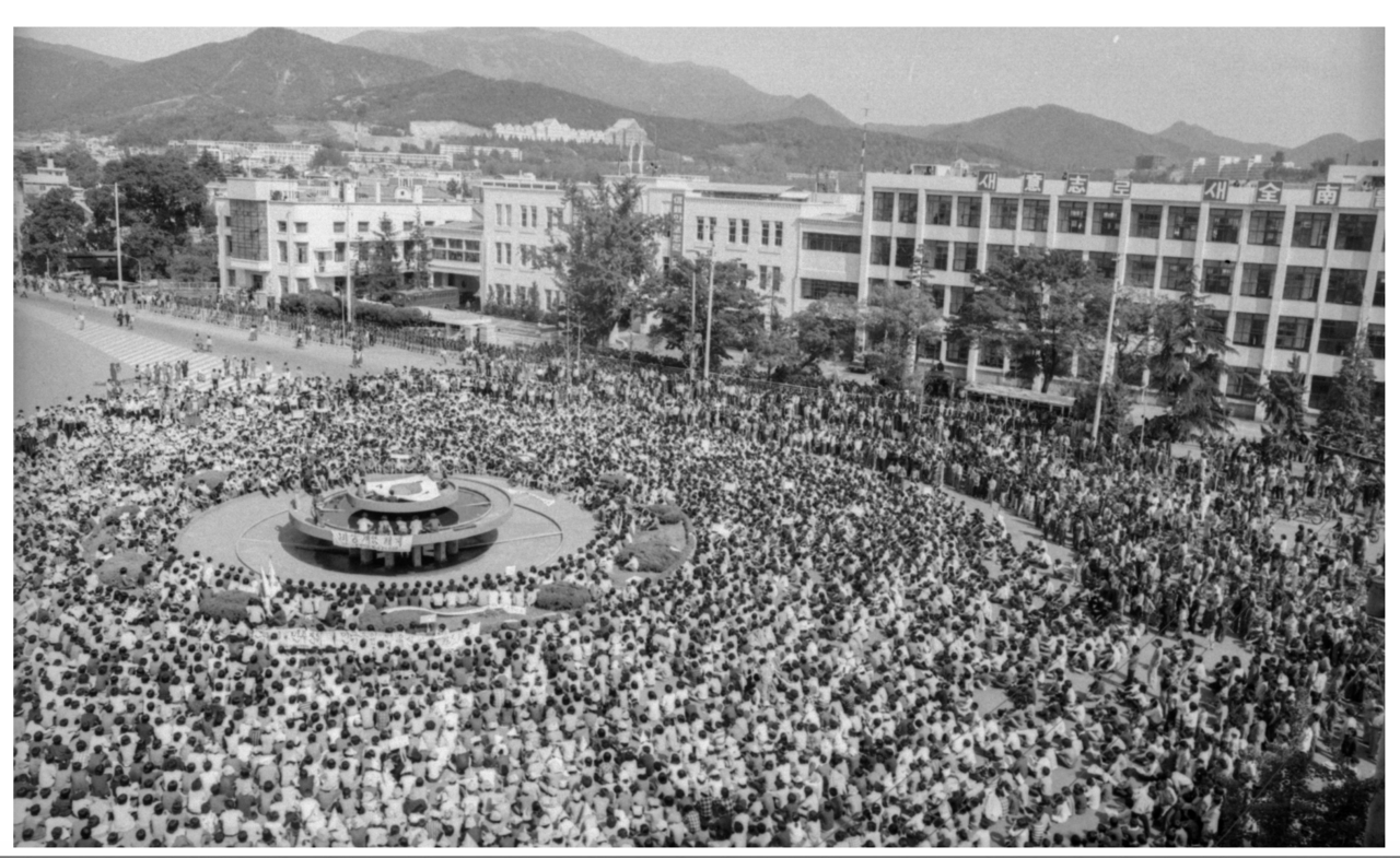 Citizens gather at a square in front of the former South Jeolla Provincial Office in Gwangju on May 15, 1980, to protest againt martial law and military dictatorship. (5.18 Archives)