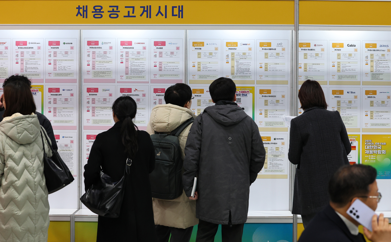 Job seekers at the 2025 Korea Job Fair, held at the aT Center in Seocho-gu, Seoul, are looking at the job announcement bulletin board on Wednesday. (Yonhap)
