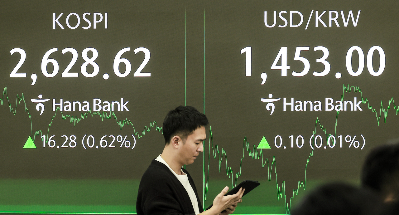 An electronic board showing the Korea Composite Stock Price Index at a dealing room of the Hana Bank headquarters in Seoul on Wednesday. (Newsis)