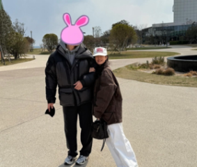여행 갔나?....손예진, 현빈과 다정히 팔짱 끼고 ‘미소’