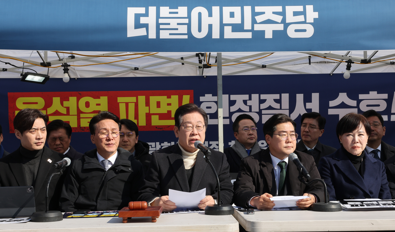 더불어민주당 이재명 대표가 19일 서울 종로구 경복궁역 부근 광화문 민주당 천막농성장에서 열린 현장 최고위원회의에서 모두 발언하고 있다. 국회사진기자단