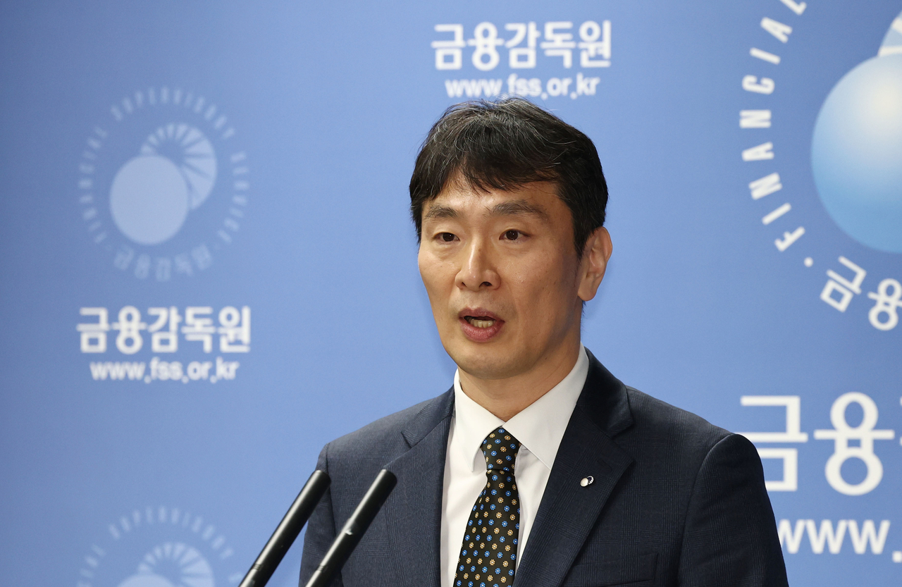 Financial Supervisory Service Gov. Lee Bok-hyun speaks at a press briefing held at the watchdog’s headquarters in Yeouido, western Seoul, Wednesday. (Yonhap)