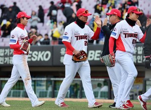 Tigers chasing 2nd straight KBO title in season of changes